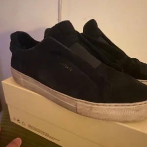 Arigato skor - Hejsan! Vi här på Gustafsson closet säljer ett par arigato skor. Skick: 6/10 smutsiga samt en defekt (bild 4) skorna köptes våren 2023. Priset kan självfallet diskuteras, så hör av mer får frågor eller intresse.🤝 Mvh Gustafsson closet