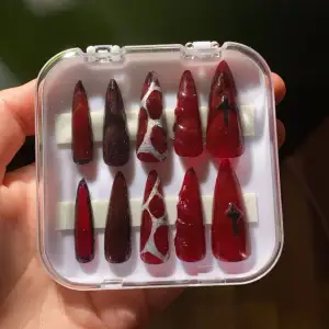 Handgjort press-on nailset❤️‍🔥 har dubbelsidade gluetabs på insidan där man drar bort yttre lagret, så behövs inget lim.