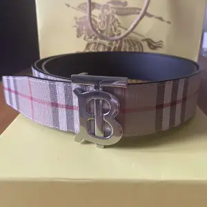 BURBERRY reversabel bälte med TB buckle (Bild 3 från hemsidan). I storlek 105cm. Inte använt pga den var för liten. 10/10 skick. Priset kan diskuteras! 