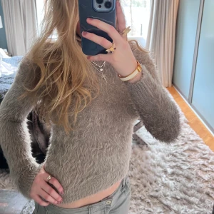 En super fin trendig ullig tröja❤️🌸🌸🫶🫶🫶🫶 - Den är i extremt bra skick nästan aldrig använts❤️😍🇪🇸🇪🇸🇪🇸passar super bra till alla möjliga kläder och färger🫶🫶perfekt på våren när det blir lite kallt🌸😍😍😍😍köpte den för 500kr🌸