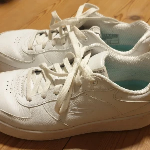 Skechers - Sketchers Sport Comfort vita storlek 39 i superfint skick. Obetydligt använda! Köptes för 999 kr. 