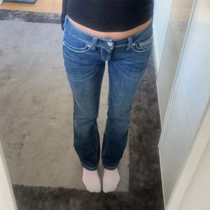 Nu säljer jag dessa lågmidjade straight Ariat real denim jeans endast använda 1 gång. De är i storlek 25s motsvarar (34-36) ungefär. Jag är 165 cm. Nypris 1100 kr   Mitt pris 499 kr 