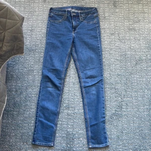 Denim byxa  - Storlek 158, väldigt fint skick. Använd, men ser helt ny ut. 