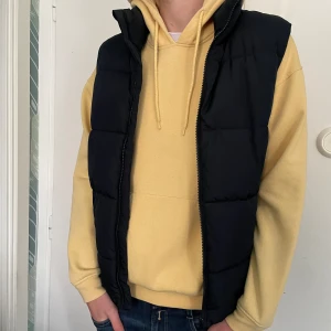 Gul hoodie - Säljer brorsans hoodie från hm, tecken på användning, nopprig men inget man tänker på.