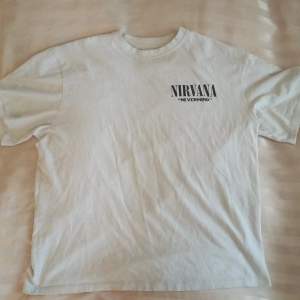 Säljer en Nirvana t-shirt från pull&bear. Den är använd max 2 gånger så (obetydligt använd). Storlek: M, men bredden är typ mer som L.