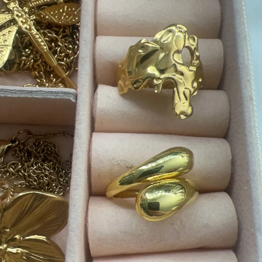 Säljer dom här skit snygga ringarna då jag inte använder guld längre💗 helt rostfria och aldrig använd💕 kom privat för mer bilder💘💘. Accessoarer.