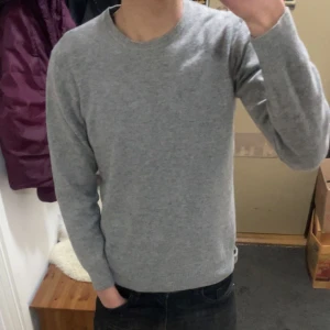 J.Lindberg tröja - Säljer min fina j.Lindberg tröja i material 30% Kashmir och 70% merino wool. Det står storlek XL men passar mig som har S och M. Den har inga defekter. Skriv om du har några funderingar:)