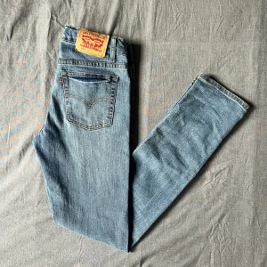 Levis jeans 510  - Säljer dessa feta Levis jeans pga att dom inte passar mig, inga synliga täcken på användning och i bra skick. Kom pm vid minsta fråga, priset kan diskuteras.