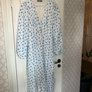 Klänning  - Supersöt midiklänning, perfekt till midsommar! Storlek 38 men passar bättre på en som normalt sett har 36. Använd vid ett tillfälle och säljs i nyskick!