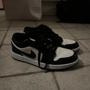 Jordans  - Super fina jordans, säljer då de inte kommit till användning då jag råka köpa fel storlek. Kontakta mig innan köp! Pris går att diskutera