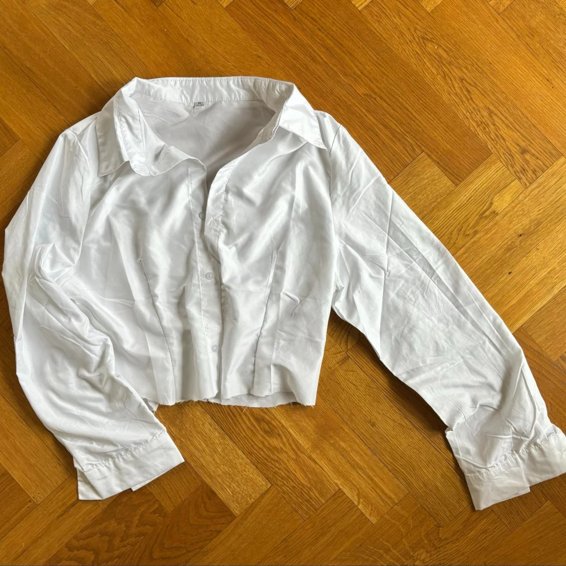 En croppad vit skjorta 