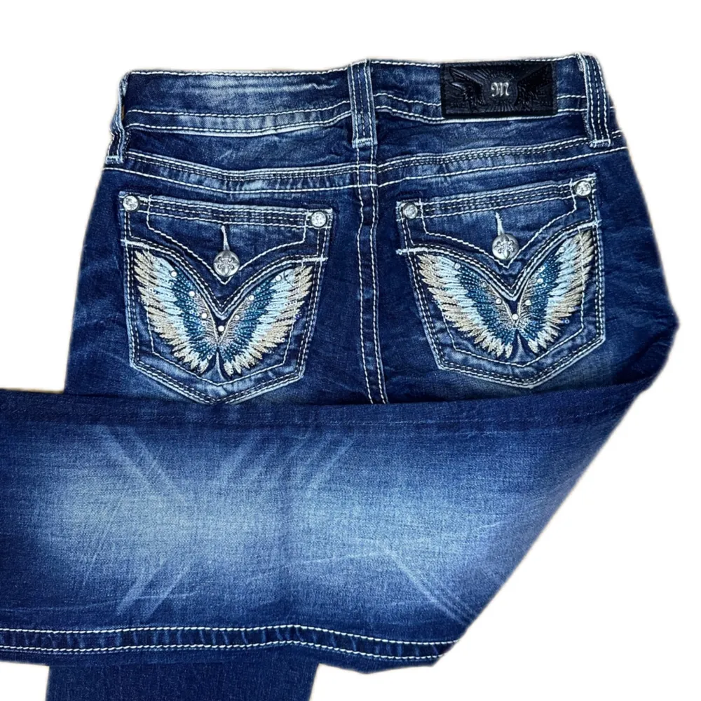 Miss Me jeans i modellen ”chloe/boot” midjemåttet rakt över är 38cm. Ytterbenet 107cm och innerbenet 86cm. Jeansen är som helt nya. Kontakta vid intresse!. Jeans & Byxor.