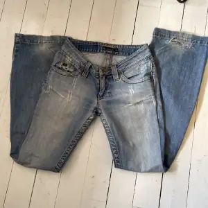 Lågmidjade bootcut jeans från loveli Storlek w24 L32 Lite slitningar på ena benet (sista bilden) 🥰