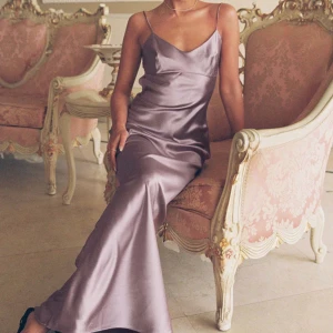 världens finaste balklänning 🪩 - säljer nu den finaste balklänningen i storlek 40, köpt förra året innan min bal men tyvärr hann den inte komma🥹helt oanvänd med prislappen kvar. den är ifrån princess polly💕bara att skriva för mer information eller diskutera pris! 