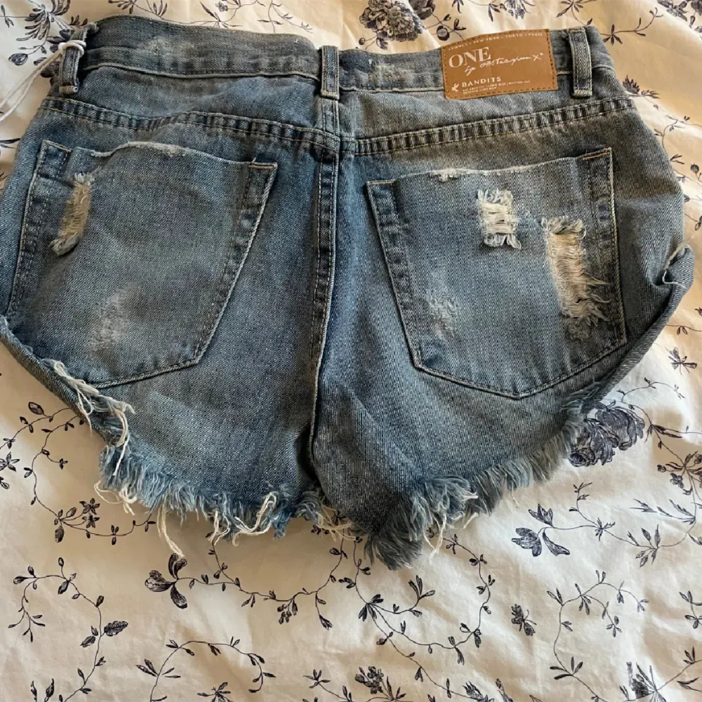 Jättesnygga jeansshorts från One teaspoon. Köpta här på Plick, nyskick! Stora i storlek och passade inte.  (Lånade bilder från tidigare säljare). Shorts.
