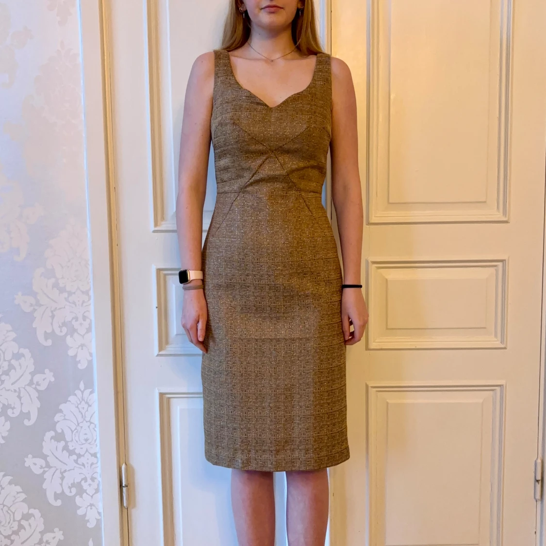 Guldig klänning, Emmy design  - 90