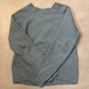 Vero Moda stickad tröja  - Jag säljer en vero Moda tröja eftersom de inte passar mig!💕 Tröjan är i bra skick men den är bara lite nopprig! Och jag har bara använt den ett par gånger!💕Jag tar också pris förslag! Kontakta mig först om du är intresserad💕
