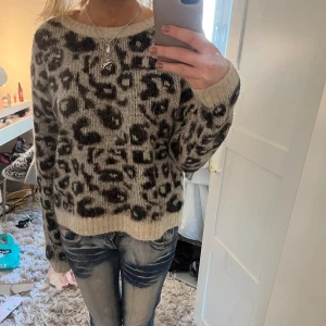 Leopard stickad tröja - Stickad tröja med leopard mönster!!
