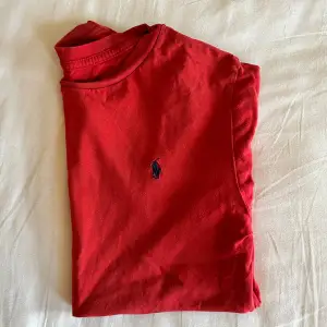 En fet Ralf Lauren t-shirt i färgen röd till ett riktigt fint pris. Använd, men bra skick. Hör av dig vid minsta fundering!☺️