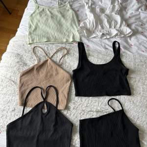 6st toppar i svart, vit, grön och beige. I storlek xs/s. Ifrån Gina tricot, h&m, nakd och zara bland annat