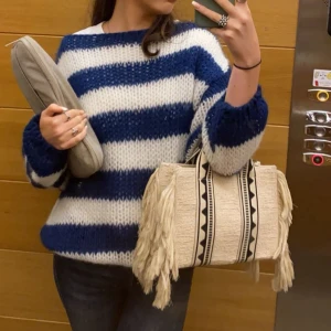 Design by Sí tröja  - Intressekoll på min stickade tröja från Design by Sí! Nypris är 529kr💕 osäker på om jag vill sälja men tänker se om någon är intresserad💕 skriv privat för fler bilder eller frågor! Tryck ej på köp nu förrän du har pratat med mig 