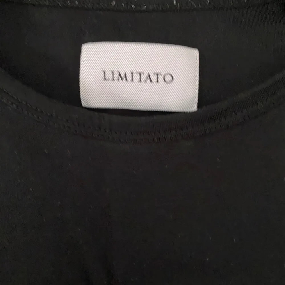 Tjena! Säljer nu denna fina Limitato t shirt för ett bra pris. Storleken är M. Hör av er om fler frågor. MWH Granino. . T-shirts.