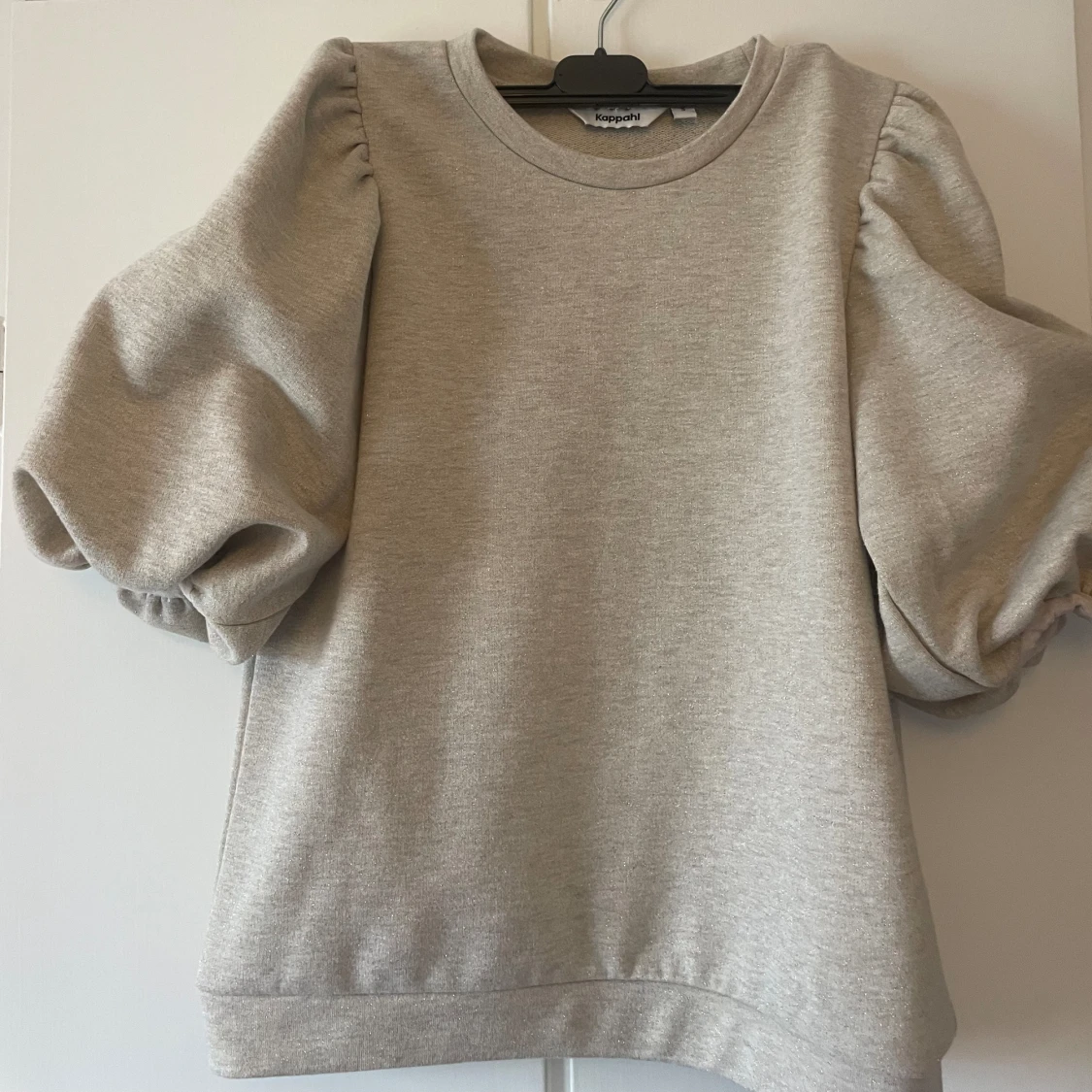 Topp med puffärmar - 92