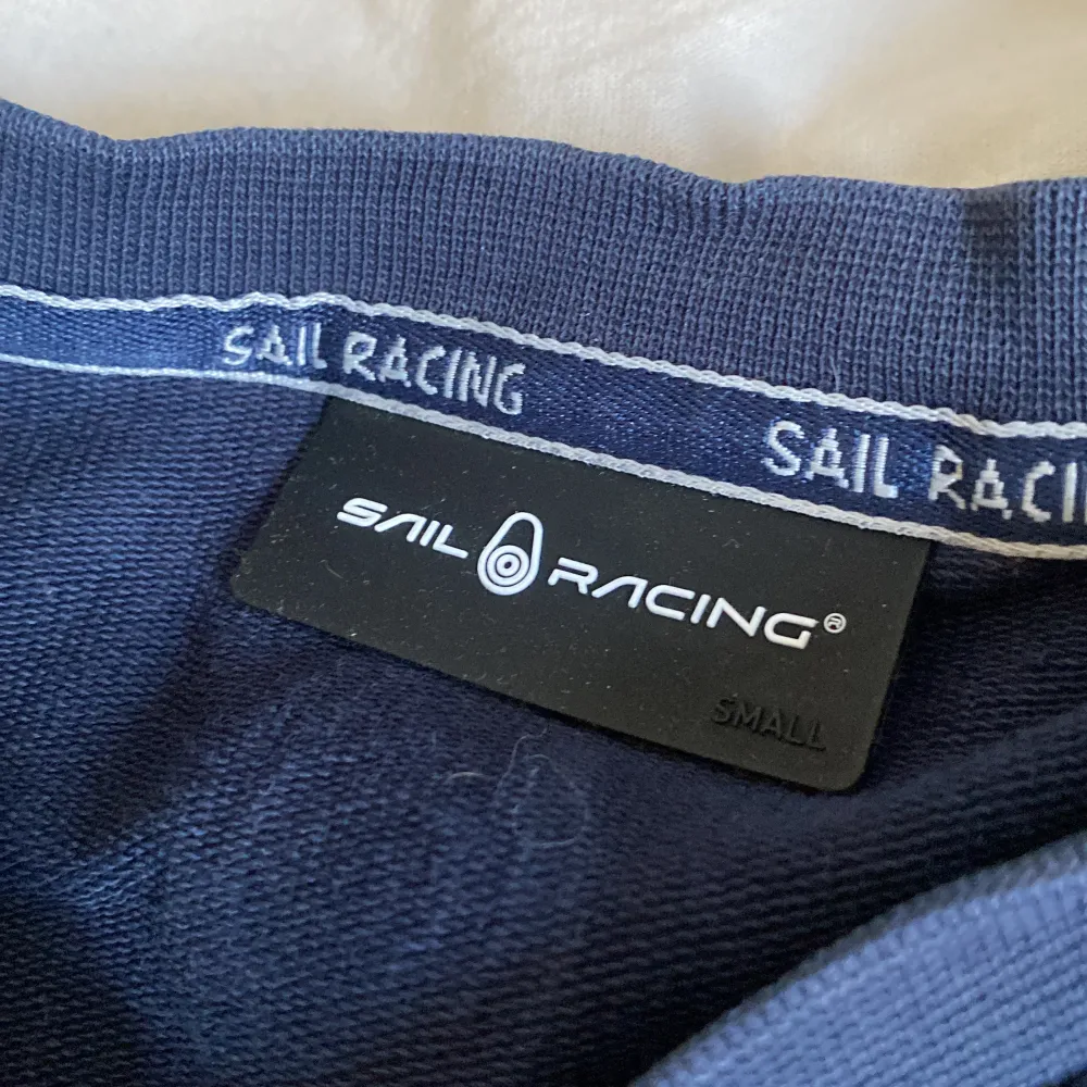 Säljer denna sailracing tröja eftersom den blivit för liten för mig Skick 8/10 Hör av dig vid minsta funderingar👍. Tröjor & Koftor.