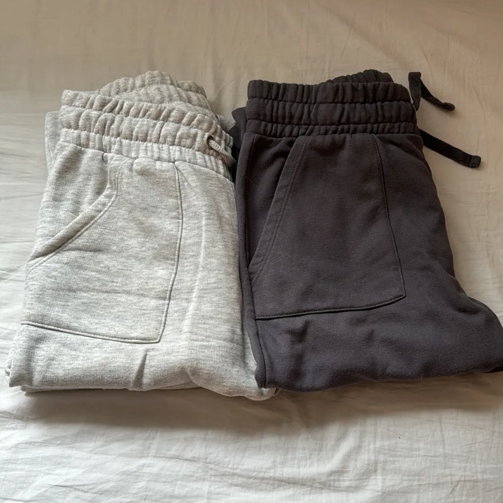 Säljer dessa ursnygga mjukis byxorna från Lager 157🤍 Nedvikta i midjan på bilderna👌🏼Dem grå är i M och vita är i S🙏🏼 Säljer båda för 100kr. Jeans & Byxor.