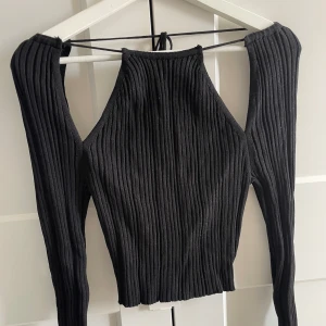 Svart cool topp - Helt oanvänd svart topp från Zara med cutouts och djup rygg. 