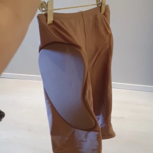 Hoppbyxor - Beiga hoppbyxor som är jättestretchiga i str xs. Man har dem under sina träningsbyxor❤️ köpta på kskate