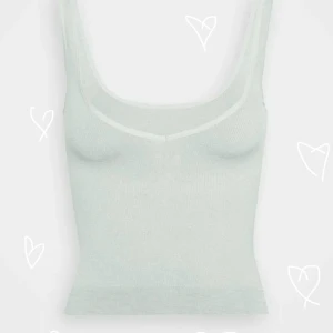 Urban outfitters top - Super snygg i stretchiga ribbat material. Sitter som en skims top, formpressande. Skulle passa S-M. I kall grå färg (elefant) nästan lite blå:). SLUTSÅLD ÖVERALLT OCH ANVÄND ENDAST 1-2x