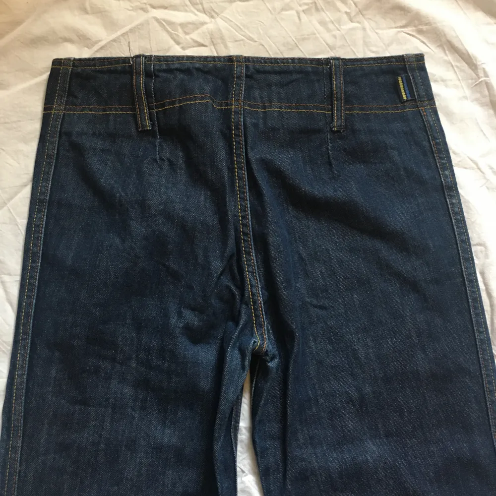 Unika mörkblå bootcut jeans från Gul & Blå! Förmodligen från 70-talet,  100 % bomull! Midjemått 74,5cm (rakt över ca 37,5cm) Innerbenslängd 75cm Grenhöjd 24,5cm. Jeans & Byxor.