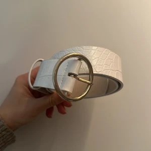 Vit skärp  - Fint vitt skärp ❤️