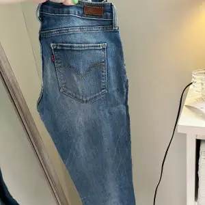 Levis jeans i storlek S. Lågmidjade jeans.