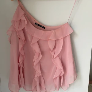 One-shoulder topp  - Super fin one-shoulder topp från Zara köpt förra året. Använd fåtal gånger. Storlek S💕