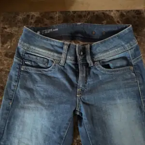 G star jeans köpta från sellpy, aldrig använda bara testade. Lågmidjade med slit längst ner av benet. 
