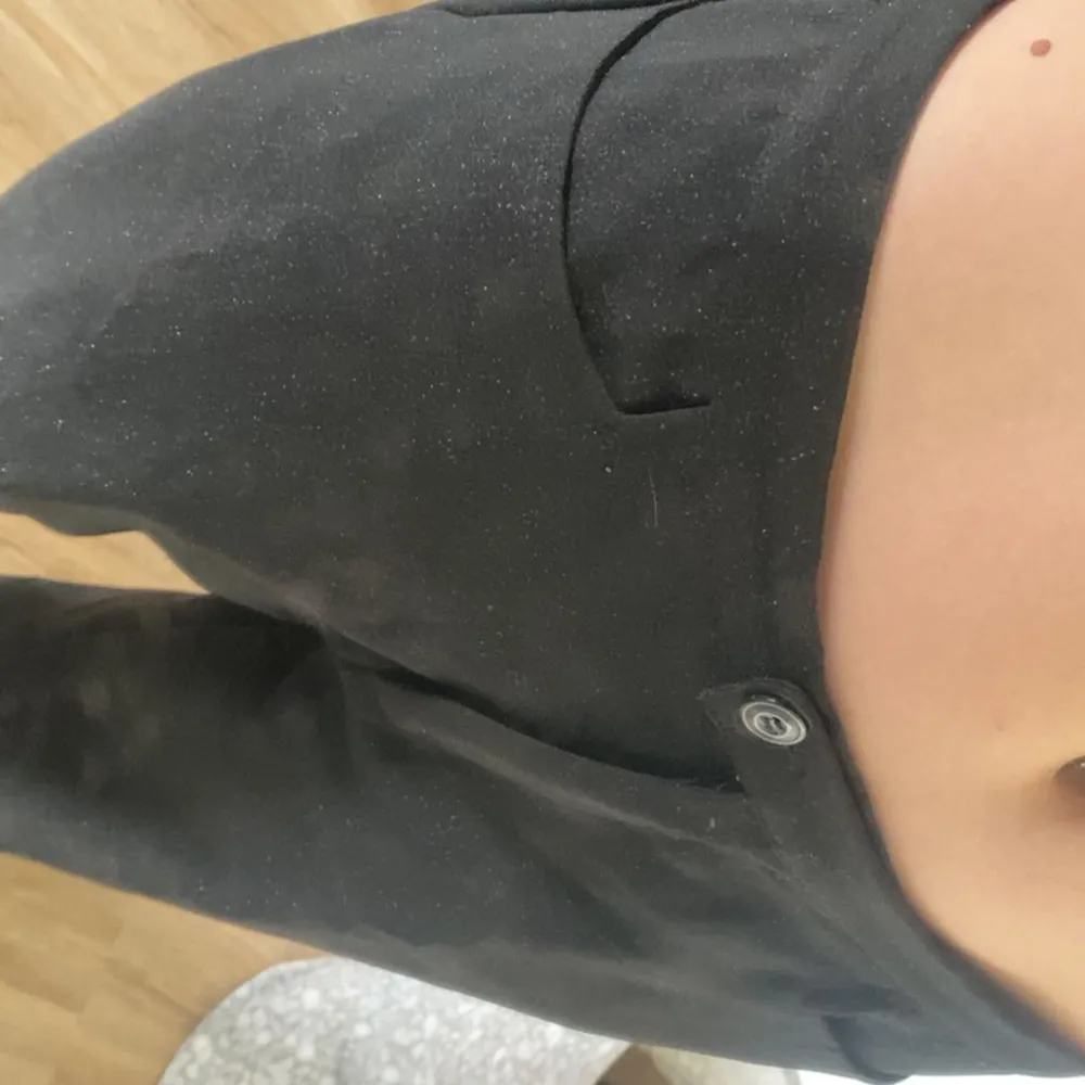 Göittriga kostymbyxor i storlek S skulle jag gissa då jag vanligvis har det! Är 173 cm lång! Köp för 60kr . Puvut & Bleiserit.
