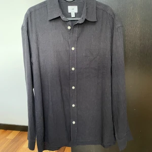 Svart shorta, HM - Storlek M, sitter som M/L. Köptes för 2 år sedan men den har aldir glimmar till användning. Nypris 300, finns i Sollentuna.