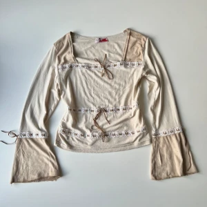 Långärmad topp - Vintage beige långärmad topp med snörningar 💕