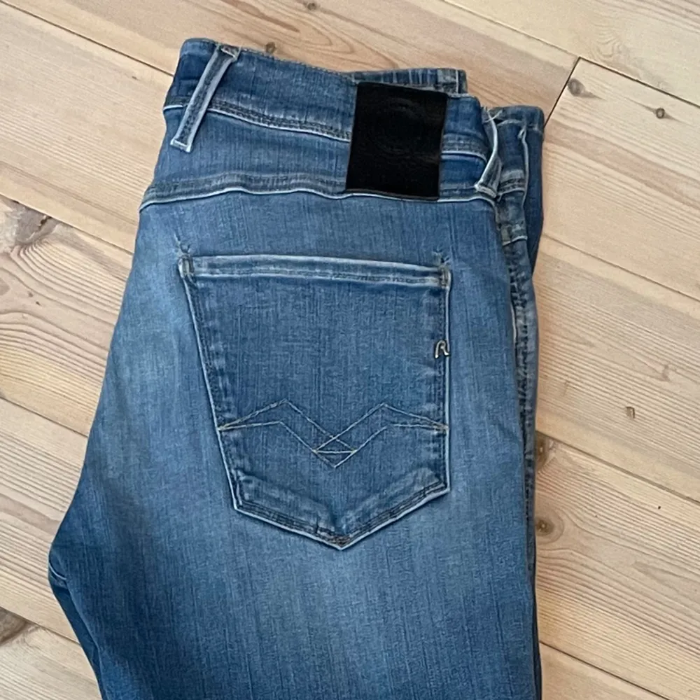 Ett par skit feta replay anbass hyperflex jeans som knappt har blivit använda. Det ända tecknet på användning är det lilla hålet på benet. Men det gör jeansen fetare. Storlek 30W 32L. Kontakta för mer info!. Jeans & Byxor.