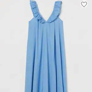 Säljer denna blåa super fina långklänning från H&M, helt slutsåld!! Passar super fint nu till sommaren 💕☺️(Färgen är starkare i verkligheten!!!!! )
