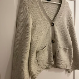 Kofta - Nästan helt ny kofta/cardigan från lindex. Använd några gånger bara👍🏼använda inte längre bara!