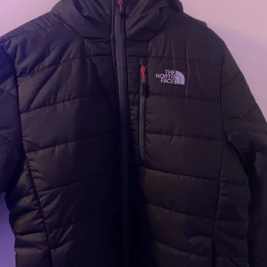 The north face jacka - The north face jacka. Srlk: M men passar bättre på L! {Nypris cirka 2100kr} Möts upp och fraktar📍📦 Riktigt bra skick! Skicka pm för mer info💬 Priset går även att diskuteras! 