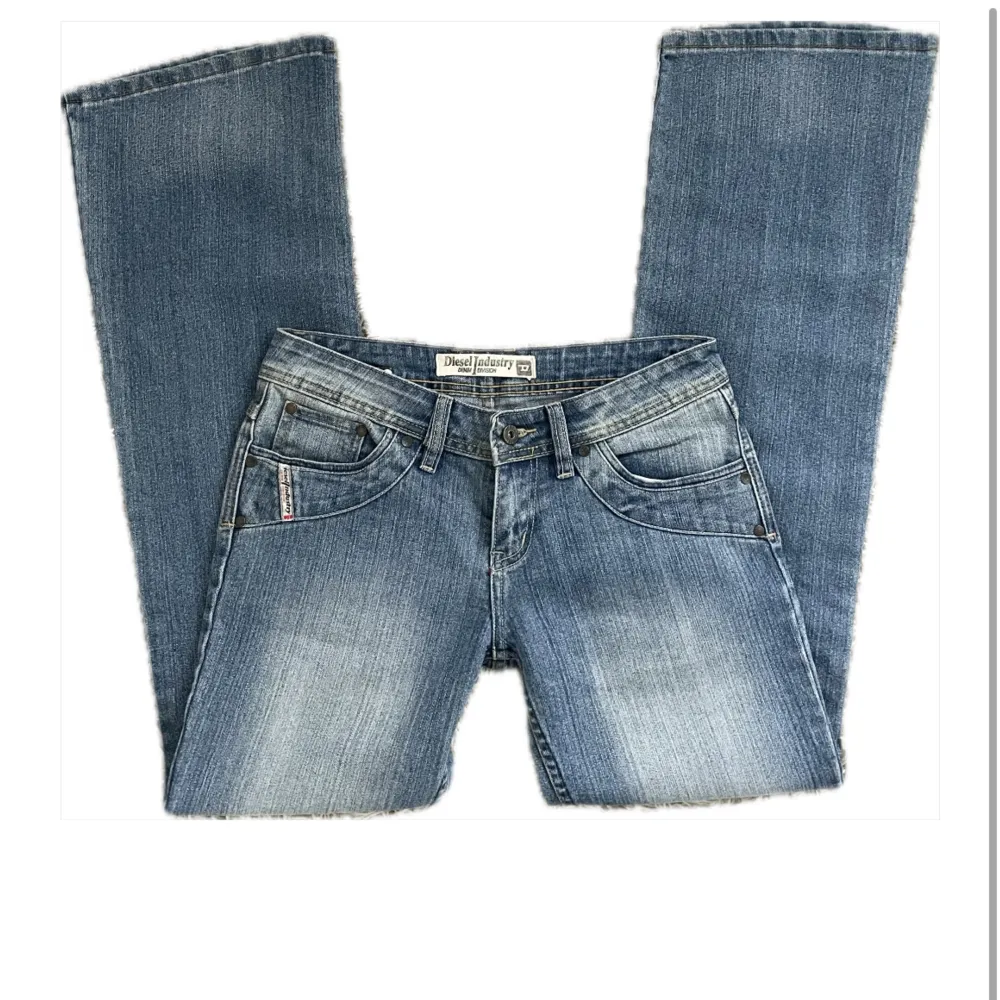 Lågmidjade utsvängda jeans från Diesel. 40cm tvärs över i midjemått och 82cm i innerbenslängd, skulle säga att de passar XS/S. Hör av er för fler bilder eller mått!. Jeans & Byxor.