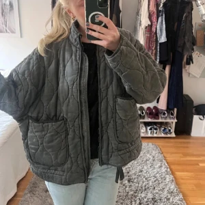 Quiltad Jacka Zara - Mycket bra skick, köpt på plick! (Bilder från förra säljaren) Säljer pågrund av att jag inte använder så ofta💗💗 Perfekt till tidig/sen vår och höst🌸 Passar S,M,L beror på hur man vill att den ska sitta!