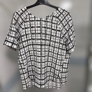 Rutig tröja - Rutig blus/topp från H&M i storlek 40. Svartvit vilket passar till allt! 