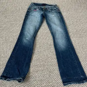 77 innerbenslängden och midjemått tvärsöver är 34❤️ de passade tyvärr inte mig, jätte snygga lågmidjade jeans