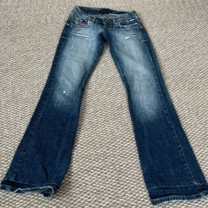lågmidjade jeans med rosa detaljer  - 77 innerbenslängden och midjemått tvärsöver är 34❤️ de passade tyvärr inte mig, jätte snygga lågmidjade jeans
