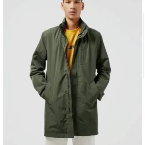 J. Lindeberg regnjacka (Terry Poly Coat) - Regn/Funktionsjacka från J. Lindeberg säljes pga felköp. Mossgrön, XL, normal storlek. Oanvänd. Nypris 3500 kr.
